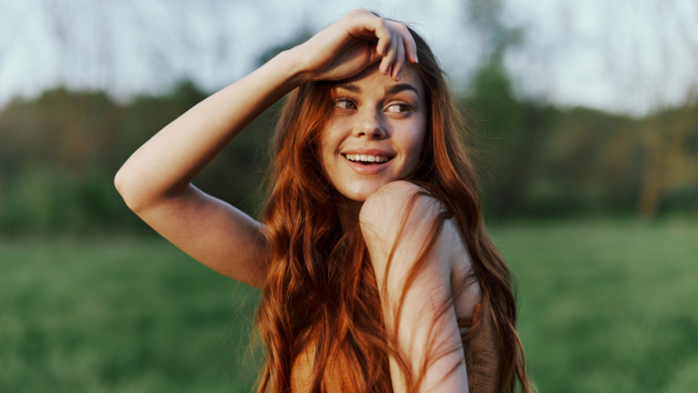 Cómo cuidar el cabello pelirrojo en verano