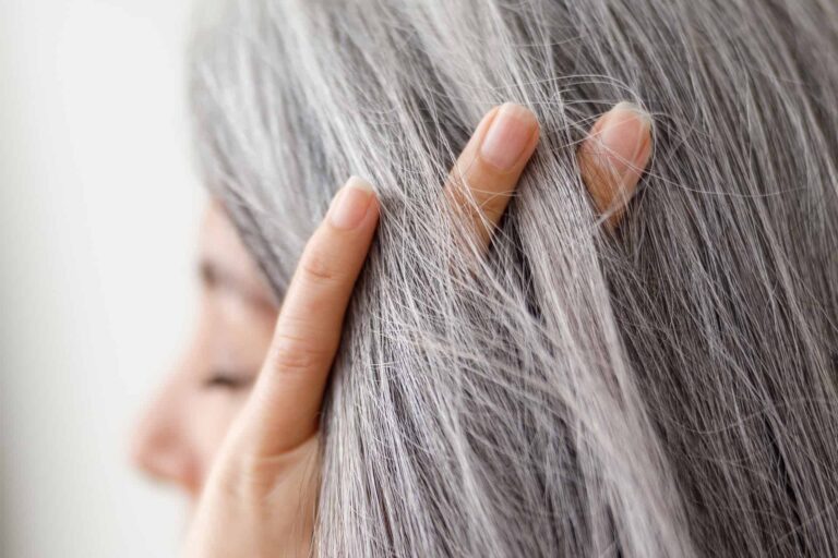 ¿Las canas no son solo por la edad? Harvard revela su misterioso origen