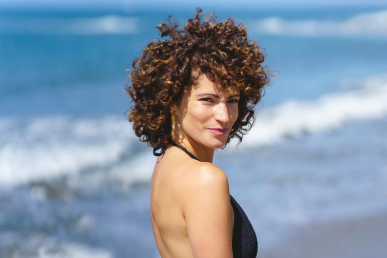 ¿Cabello rizado y rebelde? 7 productos clave para dominar el Método Curly